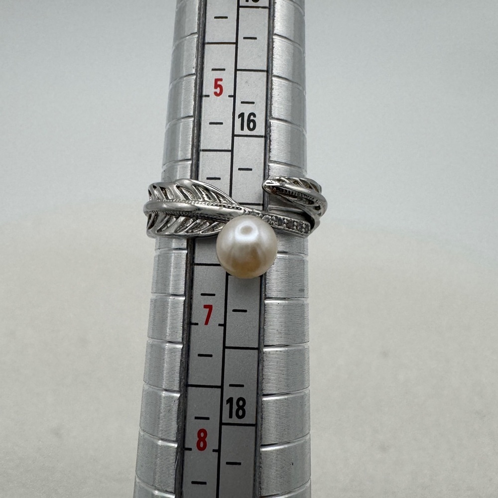 Silver feather design real fresh water pearl ring